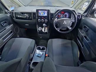 2015 Mitsubishi Delica - Thumbnail